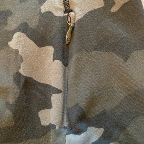 Lululemon camo run long sleeved shirt Womens Size 10 - Picture 2 of 4
